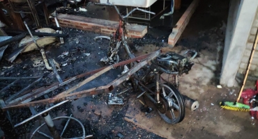 Incêndio de grande proporção destrói equipamentos e moto, em Vazante Incêndio de grande proporção destrói equipamentos e moto, em Vazante