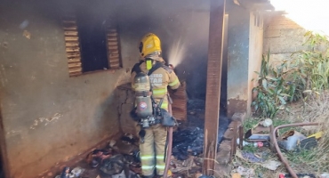 Casa abandonada é incendiada no bairro Cidade Jardim na cidade de Patos de Minas Casa abandonada é incendiada no bairro Cidade Jardim na cidade de Patos de Minas