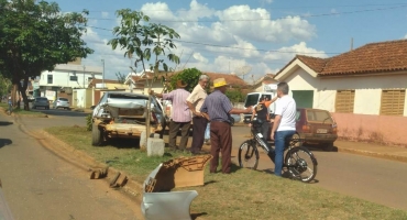 Com falha no sistema de freios caminhão desgovernado atinge vários automóveis nas ruas de Lagoa Formosa Com falha no sistema de freios caminhão desgovernado atinge vários automóveis nas ruas de Lagoa Formosa