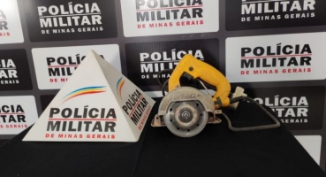 Lagoa Formosa – Após ser preso com máquina furtada, indivíduo algemado foge de dentro de viatura da Polícia Civil Lagoa Formosa – Após ser preso com máquina furtada, indivíduo algemado foge de dentro de viatura da Polícia Civil