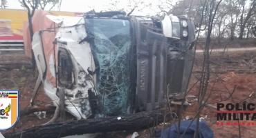 Presidente Olegário - Motorista perde controle direcional e tomba caminhão na MG-410 Presidente Olegário - Motorista perde controle direcional e tomba caminhão na MG-410