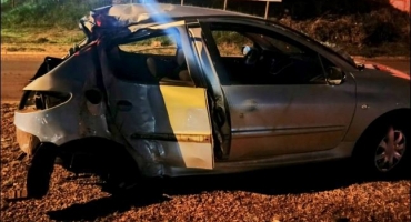 Patos de Minas - Militar do Corpo de Bombeiros colide automóvel contra poste na Avenida JK Patos de Minas - Militar do Corpo de Bombeiros colide automóvel contra poste na Avenida JK
