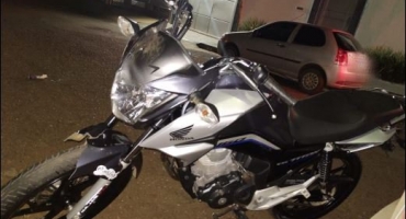 Condutor inabilitado com namorada na garupa empina moto, sobe no passeio e atropela pedestre em Patos de Minas Condutor inabilitado com namorada na garupa empina moto, sobe no passeio e atropela pedestre em Patos de Minas