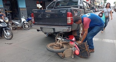 Motocicleta fica debaixo de caminhonete após acidente no Centro de Patos de Minas Motocicleta fica debaixo de caminhonete após acidente no Centro de Patos de Minas