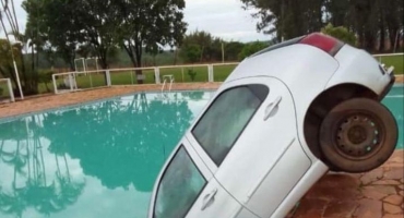 Motorista confunde estacionamento e carro vai parar dentro de piscina, em Cruzeiro da Fortaleza Motorista confunde estacionamento e carro vai parar dentro de piscina, em Cruzeiro da Fortaleza
