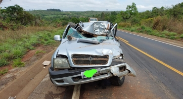 Motorista tenta ultrapassagem em local proibido e colide contra traseira de caminhão Motorista tenta ultrapassagem em local proibido e colide contra traseira de caminhão