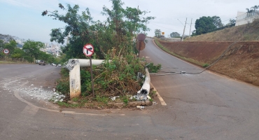Patos de Minas - Caminhão arrasta fiação elétrica e derruba dois postes no bairro Jardim Califórnia Patos de Minas - Caminhão arrasta fiação elétrica e derruba dois postes no bairro Jardim Califórnia