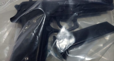 Aluno de 16 anos é flagrado com réplica de arma de fogo dentro de escola do bairro Novo Horizonte Aluno de 16 anos é flagrado com réplica de arma de fogo dentro de escola do bairro Novo Horizonte