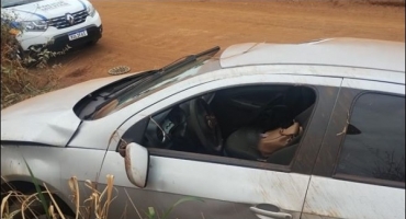 Patos de Minas - Motorista perde controle e capota carro na estrada do Sumaré Patos de Minas - Motorista perde controle e capota carro na estrada do Sumaré
