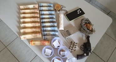 Varjão de Minas - Operação conjunta da Polícia Civil e Militar resulta na apreensão de drogas, armas e duas pessoas presas Varjão de Minas - Operação conjunta da Polícia Civil e Militar resulta na apreensão de drogas, armas e duas pessoas presas