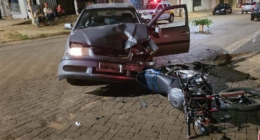 Carro atinge motocicleta no bairro Caramuru em Patos de Minas e deixa condutor ferido Carro atinge motocicleta no bairro Caramuru em Patos de Minas e deixa condutor ferido