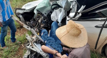 Veículo do município de Matutina invade contramão, bate em caminhão e motorista fica ferido Veículo do município de Matutina invade contramão, bate em caminhão e motorista fica ferido