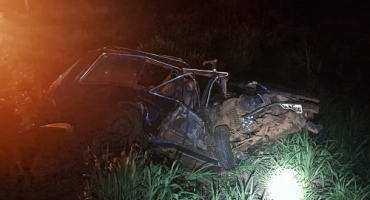 Idoso de 76 anos fica ferido em acidente que envolveu três carros na BR-365 Idoso de 76 anos fica ferido em acidente que envolveu três carros na BR-365