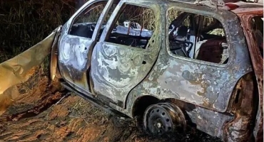 Três pessoas morrem em colisão entre dois automóveis na BR-365 próximo a Patrocínio Três pessoas morrem em colisão entre dois automóveis na BR-365 próximo a Patrocínio