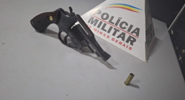 Polícia Militar apreende menor que matou uma pessoa e feriu outras duas com disparos de arma de fogo em Patos de Minas Polícia Militar apreende menor que matou uma pessoa e feriu outras duas com disparos de arma de fogo em Patos de Minas