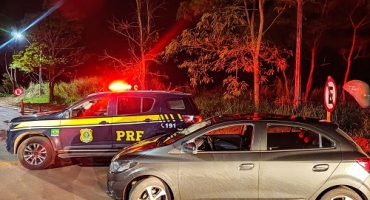 Patos de Minas - Carro furtado na cidade de São Paulo é recuperado pela PRF na BR-365 Patos de Minas - Carro furtado na cidade de São Paulo é recuperado pela PRF na BR-365