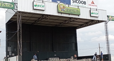 Palco para o lançamento da Festa do Feijão de 2024 já está sendo montado no Parque de Exposições Palco para o lançamento da Festa do Feijão de 2024 já está sendo montado no Parque de Exposições