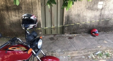 Criança de quatro anos morre e jovem fica gravemente ferido após serem atingidos por disparos de arma fogo em Patos de Minas Criança de quatro anos morre e jovem fica gravemente ferido após serem atingidos por disparos de arma fogo em Patos de Minas