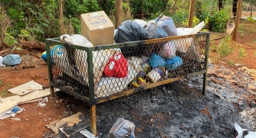 Vandalismo: indivíduos não identificados danificam lixeiras às margens da estrada de Limeira Vandalismo: indivíduos não identificados danificam lixeiras às margens da estrada de Limeira