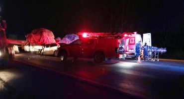 Duas pessoas ficam feridas após carro colidir contra lateral de carreta na BR-365 Duas pessoas ficam feridas após carro colidir contra lateral de carreta na BR-365