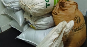 Três homens são presos em Carmo do Paranaíba transportando café furtado de fazenda Três homens são presos em Carmo do Paranaíba transportando café furtado de fazenda