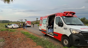 Quintinos - Motociclista atropela pedestre na LMG-743 e ambos ficam gravemente feridos Quintinos - Motociclista atropela pedestre na LMG-743 e ambos ficam gravemente feridos