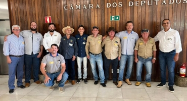 Mais de 300 produtores mineiros de leite protestam na Câmara dos Deputados, em Brasília