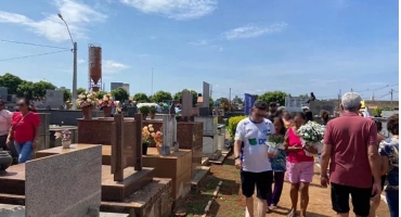 Patenses visitam cemitérios no Dia de Finados; paróquias realizam celebrações especiais Patenses visitam cemitérios no Dia de Finados; paróquias realizam celebrações especiais