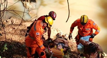 Veículo cai dentro de córrego em Patos de Minas e quatro irmãs que estavam no carro são socorridas pelo Corpo de Bombeiros Veículo cai dentro de córrego em Patos de Minas e quatro irmãs que estavam no carro são socorridas pelo Corpo de Bombeiros