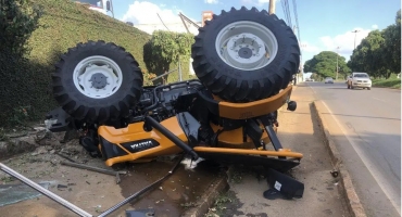 Jovem de 18 anos sofre acidente de trabalho ao manobrar trator no pátio de empresa em Patos de Minas Jovem de 18 anos sofre acidente de trabalho ao manobrar trator no pátio de empresa em Patos de Minas