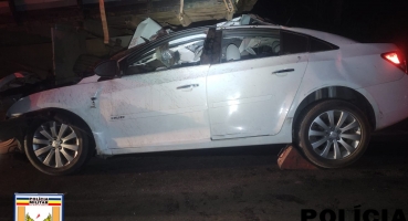Condutor embriagado colide carro em traseira de caminhão boiadeiro e fica ferido Condutor embriagado colide carro em traseira de caminhão boiadeiro e fica ferido