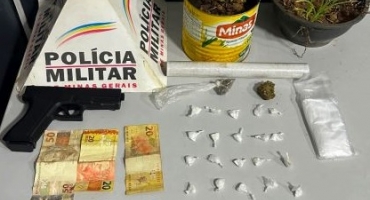 Dupla é presa com drogas, réplica de arma e dinheiro na cidade de Patos de Minas Dupla é presa com drogas, réplica de arma e dinheiro na cidade de Patos de Minas