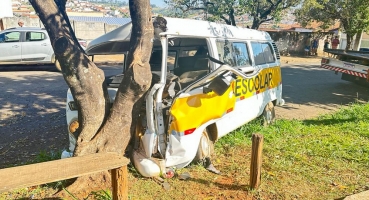 São Gotardo – Kombi escolar se envolve acidente e motorista e estudante sofrem fraturas São Gotardo – Kombi escolar se envolve acidente e motorista e estudante sofrem fraturas