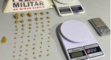 Polícia Militar encontra 60 pedras de crack no bolso da bermuda de homem em surto psicótico Polícia Militar encontra 60 pedras de crack no bolso da bermuda de homem em surto psicótico