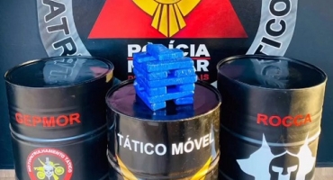 PM a localiza mala com 13 barras de maconha em casa no bairro Nova Floresta; em Patos de Minas PM a localiza mala com 13 barras de maconha em casa no bairro Nova Floresta; em Patos de Minas