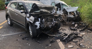 Patrocínio - Colisão entre veículos deixa feridos na BR-365 Patrocínio - Colisão entre veículos deixa feridos na BR-365