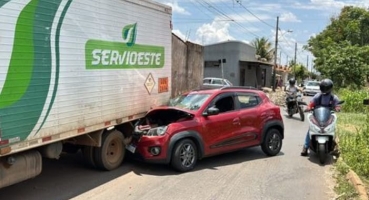 Motorista de aplicativo perde controle direcional de carro e colide contra caminhão Motorista de aplicativo perde controle direcional de carro e colide contra caminhão