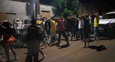 Festa de aniversário em Patos de Minas termina com apreensão de armas de fogo e drogas Festa de aniversário em Patos de Minas termina com apreensão de armas de fogo e drogas