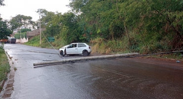 Patos de Minas - Motorista perde controle direcional de veículo e derruba poste na avenida Fátima Porto Patos de Minas - Motorista perde controle direcional de veículo e derruba poste na avenida Fátima Porto