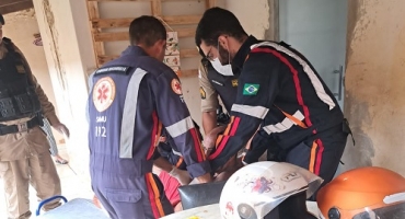 Homem surta, danifica telhados, invade casa e provoca quebradeira em Patos de Minas Homem surta, danifica telhados, invade casa e provoca quebradeira em Patos de Minas