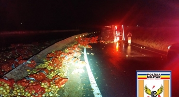 Caminhão carregado com sacas de cebola tomba em curva da BR-146, em Serra do Salitre Caminhão carregado com sacas de cebola tomba em curva da BR-146, em Serra do Salitre