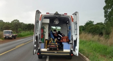 Casal fica ferido após pneu de motocicleta estourar e provocar acidente na BR-354 Casal fica ferido após pneu de motocicleta estourar e provocar acidente na BR-354