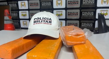 Passageiras de ônibus são presas na MG-230 transportando grande quantidade de droga Passageiras de ônibus são presas na MG-230 transportando grande quantidade de droga