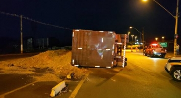 Motorista com sintomas de embriaguez tomba carreta e foge; na casa onde ele foi localizado PM apreende barra de maconha Motorista com sintomas de embriaguez tomba carreta e foge; na casa onde ele foi localizado PM apreende barra de maconha