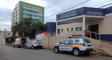 Homem é socorrido por colega após chegar ao trabalho com ferimento grave na cabeça Homem é socorrido por colega após chegar ao trabalho com ferimento grave na cabeça
