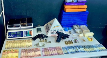 Drogas, armas e munições são apreendidas após PM flagrar traficantes pesando maconha em Patos de Minas Drogas, armas e munições são apreendidas após PM flagrar traficantes pesando maconha em Patos de Minas