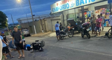 Menor de 16 anos conduzindo motocicleta atropela cadeirante no bairro Jardim Esperança, em Patos de Minas Menor de 16 anos conduzindo motocicleta atropela cadeirante no bairro Jardim Esperança, em Patos de Minas