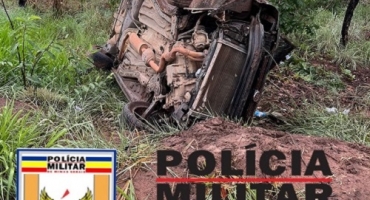 Presidente Olegário - Carro sofre aquaplanagem e capota na MG-410