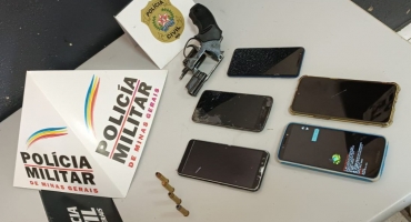 Polícias Civil e Militar cumprem mandado e apreendem arma de fogo, telefones e munições em Patos de Minas Polícias Civil e Militar cumprem mandado e apreendem arma de fogo, telefones e munições em Patos de Minas