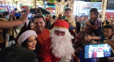 Papai Noel é recebido em Patos de Minas por multidão de pessoas 